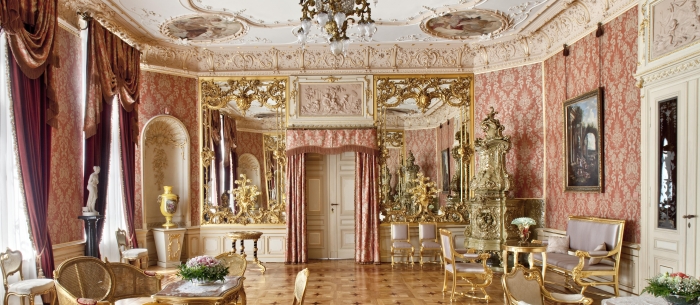 Wnętrze jasnego salonu